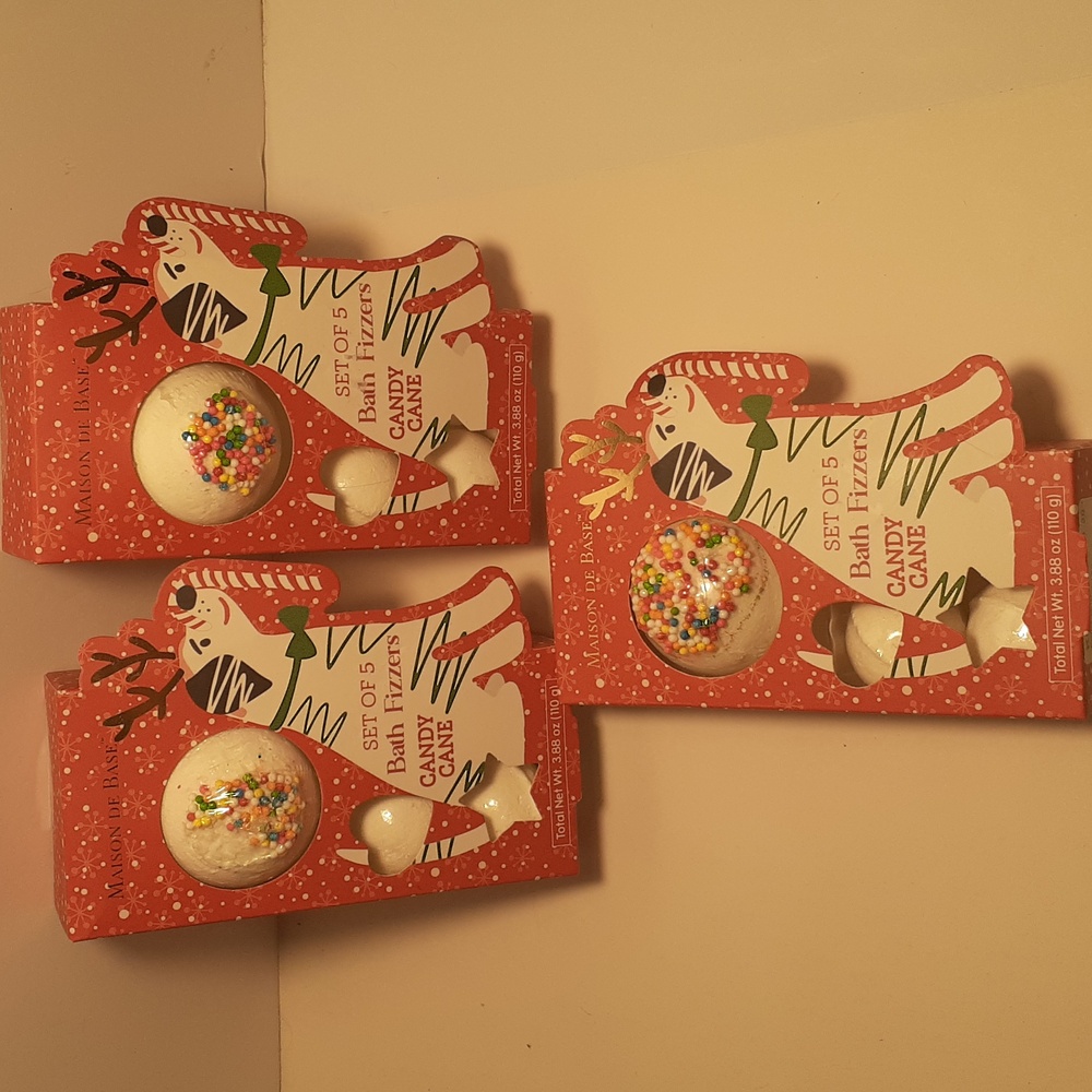 Lot of 3 packs. NIB Maison de Base bath fizzes. 5 per pack. Candy cane scent.